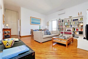 Apartment, 2 Schlafzimmer | Wohnbereich | Flachbildfernseher