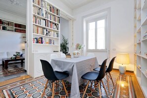 Apartment, 3 Schlafzimmer | Essbereich im Zimmer