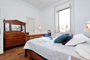 Apartamento, 3 quartos | 3 quartos, Wi-Fi de cortesia, roupa de cama