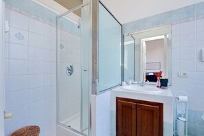 Apartment, 3 Schlafzimmer | Badezimmer | Badewanne und Dusche (separat), Regendusche, Haartrockner, Bidet