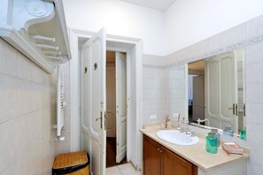 Apartamento, 3 quartos | Banheiro | Banheira e chuveiro separados, chuveiro com efeito de chuva