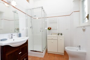 Studiolejlighed | Badeværelse | Bruser, brusehoved med spredningseffekt, hårtørrer, bidet