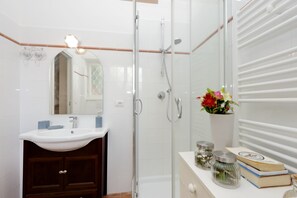 Studio | Bathroom | Shower, rainfall showerhead, hair dryer, bidet - Tito Livio Apartment (Rome)