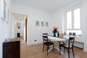 Appartement, 3 chambres | Restauration dans la chambre