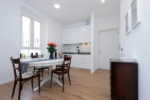 Appartement, 3 chambres | Restauration dans la chambre