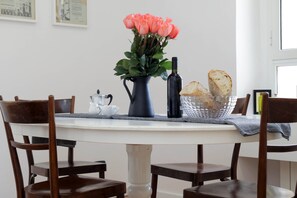 Apartment, 3 Schlafzimmer | Essbereich im Zimmer