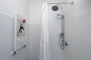 Appartement, 3 chambres | Douche de la salle de bain