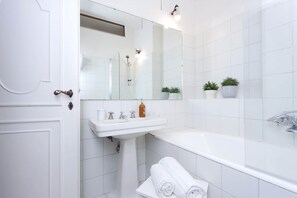 Combined shower/tub, rainfall showerhead, hair dryer, bidet - Corso Loft (Rome)
