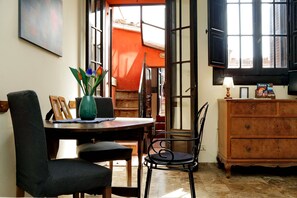 Apartment, 1 Schlafzimmer | Essbereich im Zimmer