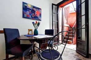 Apartamento, 1 quarto | Opções para refeição no quarto