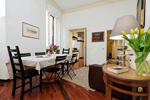 Appartamento, 3 camere da letto | Pasti in camera