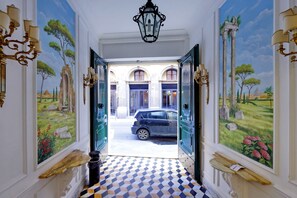 Interior entrance - Repubblica Apartments (Rome)