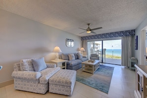 TV - Oceanfront Paradise!  Private Beach + Golf, Tennis, Pickleball, Hot Tubs Access (Stuart)