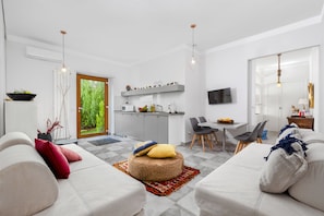 Apartment, 2 Schlafzimmer | Wohnbereich | Fernseher