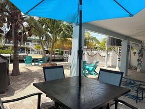 Outdoor dining - R & K's Marathon Paradise 2/2 Duplex w/35` Dock & Cabana Club Included (Marathon)