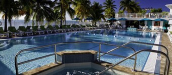 R & K: n Marathon Paradise 2/2 kaksipuolinen / 35` Dock & Cabana Club mukana