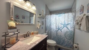 Bathtub, hair dryer, towels, toilet paper - R & K's Marathon Paradise 2/2 Duplex w/35` Dock & Cabana Club Included (Marathon)