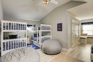 4 bedrooms, iron/ironing board, free WiFi, bed sheets