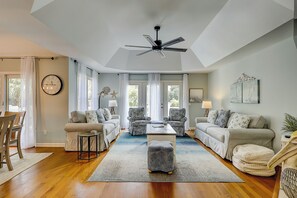 Smart TV, fireplace, ping pong - 14 Myrtle Lane - Private Heated Pool, 7 minute walk to the beach (Hilton Head Island)