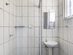 Twin Room | Bathroom | Shower, towels, soap, toilet paper - Hotel dos Nobres (Poços de Caldas)