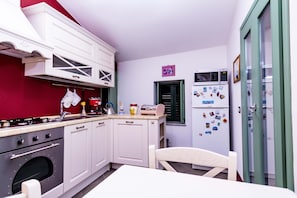 Apartment, 1 Bedroom | Private kitchen | Full-size fridge, microwave, oven, stovetop