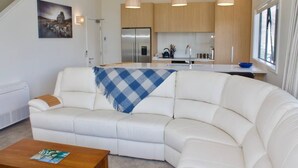 Unclassified image, 3 of 34, button - 52a Preston Heights Apartment (Queenstown)