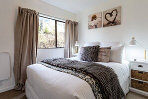 2 bedrooms, iron/ironing board, free cots/infant beds, free WiFi - Beautiful Spacious Lake View City Townhouse (Queenstown)