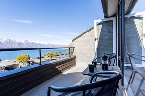 Balcony - Beautiful Spacious Lake View City Townhouse (Queenstown)