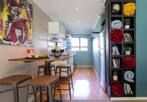 Fridge, microwave, oven, stovetop - Spacious Central City Apartment with Parking (Queenstown)