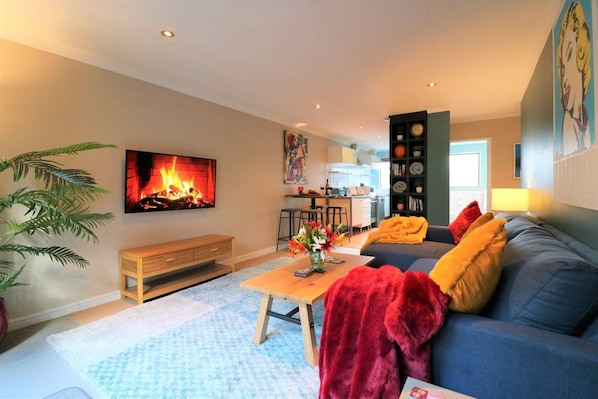 Flat-screen TV, Netflix, streaming services - Spacious Central City Apartment with Parking (Queenstown)