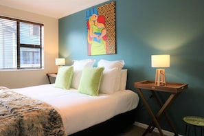 2 bedrooms, iron/ironing board, free cots/infant beds, free WiFi - Spacious Central City Apartment with Parking (Queenstown)