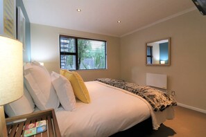 2 bedrooms, iron/ironing board, free cots/infant beds, free WiFi - Spacious Central City Apartment with Parking (Queenstown)