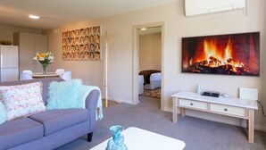 TV, Netflix, streaming services - Private & Charming Panorama Retreat (Queenstown)