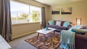 TV, Netflix, streaming services - Private & Charming Panorama Retreat (Queenstown)