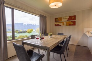 Horno, placa de cocina, lavavajillas y trona infantil