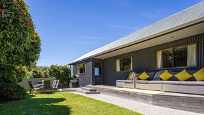 Terrace/patio - Distinctive Mountain View Spacious Home (Queenstown)