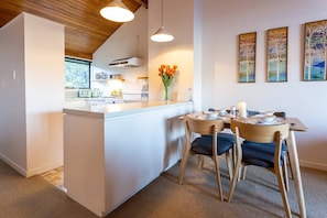 Fridge, microwave, oven, stovetop - Spacious Townhouse Incredible Alpine Lake Views (Queenstown)