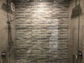Bathtub, soap, shampoo - Spacious Townhouse Incredible Alpine Lake Views (Queenstown)