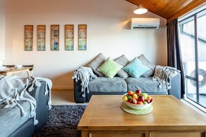 TV, Netflix, streaming services - Spacious Townhouse Incredible Alpine Lake Views (Queenstown)