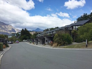 Exterior - Spacious Townhouse Incredible Alpine Lake Views (Queenstown)