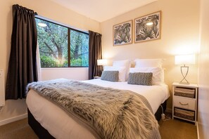 2 bedrooms, iron/ironing board, free cots/infant beds, free WiFi - Spacious Townhouse Incredible Alpine Lake Views (Queenstown)