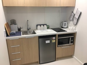 Stovetop, highchair, cookware/dishes/utensils - 52b Preston Heights Apartment (Queenstown)