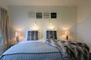 2 bedrooms, iron/ironing board, free cribs/infant beds, free WiFi - Central City Apartment, Parking, Bay Views (Queenstown)