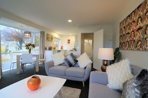 TV, Netflix, streaming services - Central City Apartment, Parking, Bay Views (Queenstown)