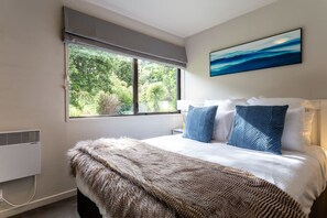 Room - Spacious Alpine Lake View Townhouse Walk TO Town (Queenstown)