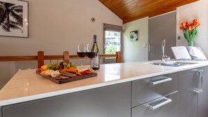 Tủ lạnh, lò vi sóng, lò nướng, bếp nấu 