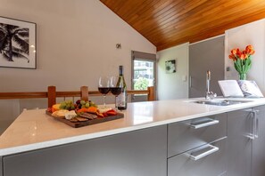 Fridge, microwave, oven, stovetop - Spacious Alpine Lake View Townhouse Walk TO Town (Queenstown)