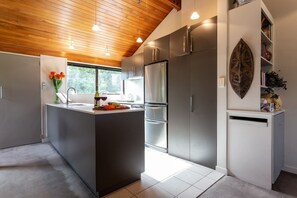 Fridge, microwave, oven, stovetop - Spacious Alpine Lake View Townhouse Walk TO Town (Queenstown)