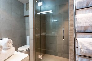 Bathtub, hair dryer, soap, shampoo - Spacious Alpine Lake View Townhouse Walk TO Town (Queenstown)