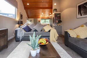 TV, Netflix, streaming services - Spacious Alpine Lake View Townhouse Walk TO Town (Queenstown)